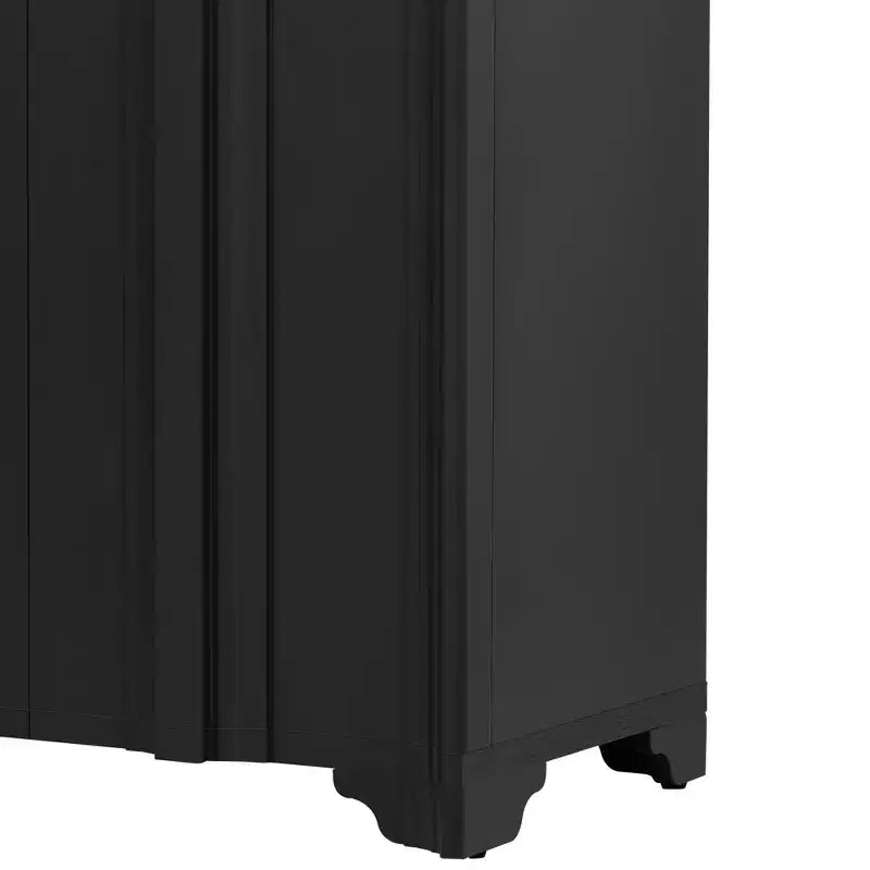 Madia a 4 ante impiallacciata in pino con dettagli lineari e gambe triangolari, larghezza 151,6 cm