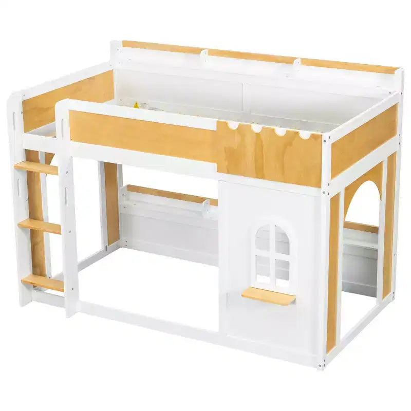 Letto a castello salvaspazio con mensole contenitore integrate e design giocoso a finestra