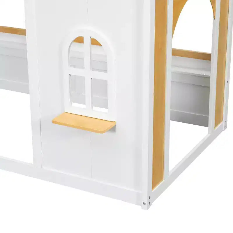 Letto a castello salvaspazio con mensole contenitore integrate e design giocoso a finestra