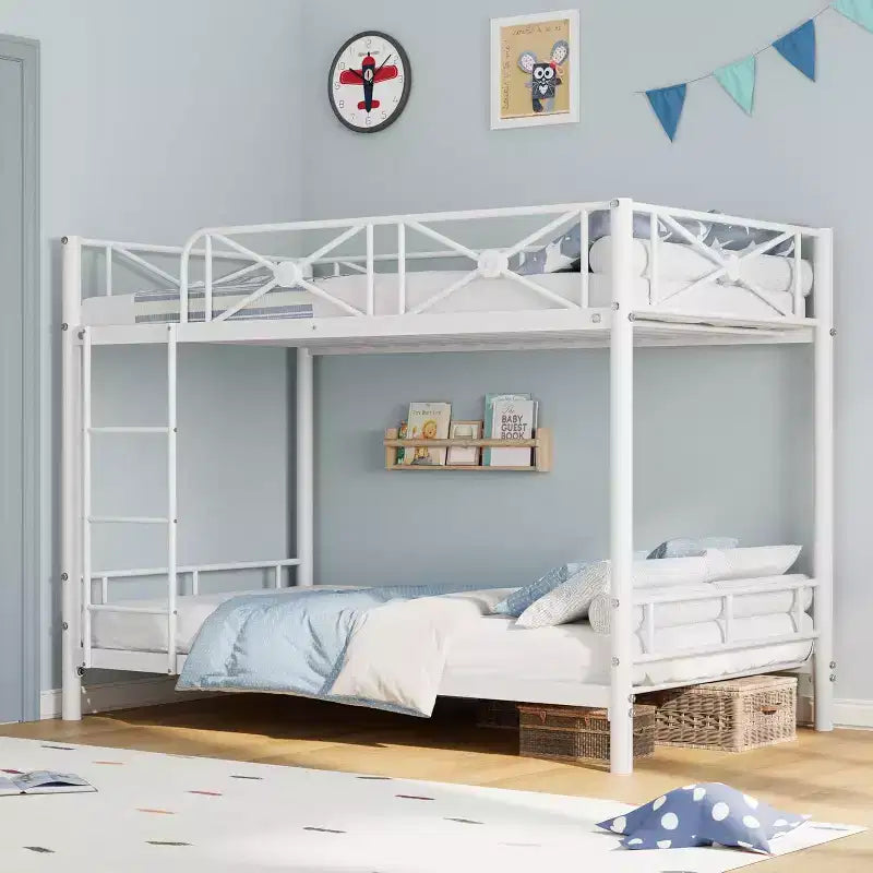 Letto a castello in metallo a due piazze, industriale resistente con sponde di sicurezza