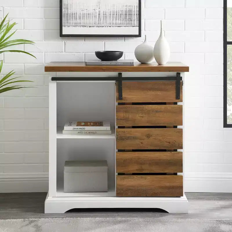 Credenza accentata in stile coloniale moderno con anta scorrevole a doghe e ripiani regolabili