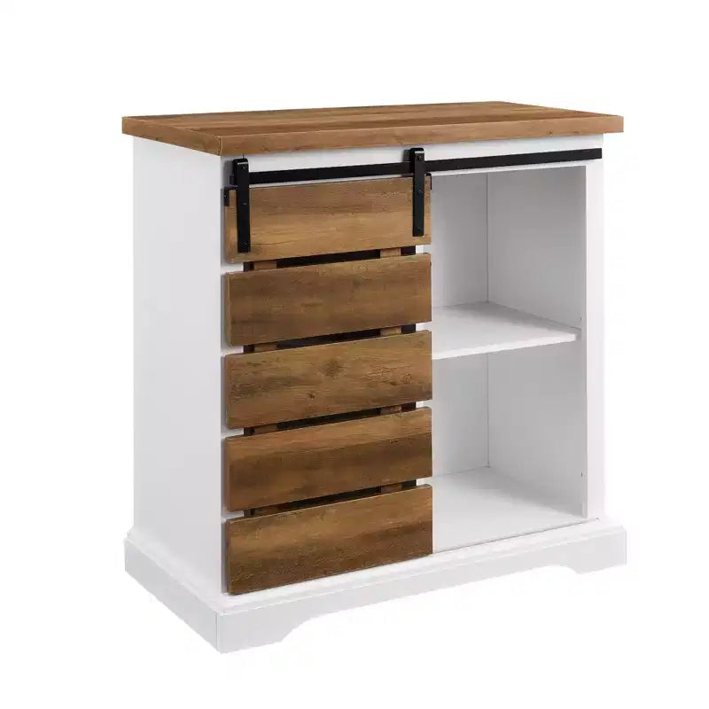 Credenza accentata in stile coloniale moderno con anta scorrevole a doghe e ripiani regolabili