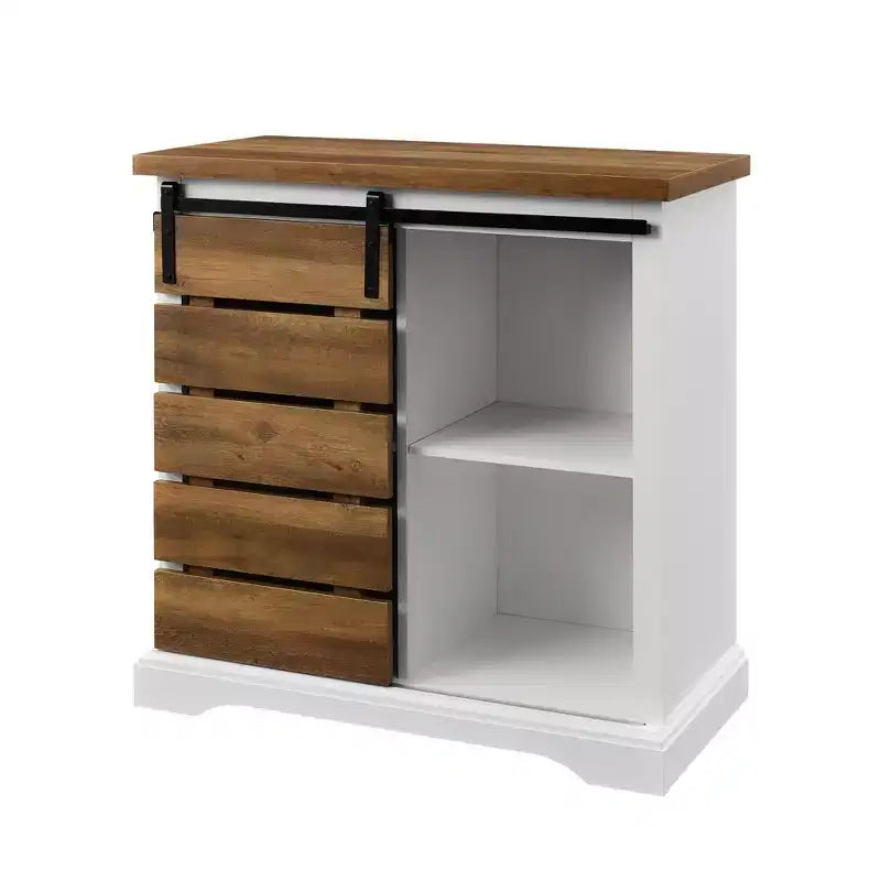 Credenza accentata in stile coloniale moderno con anta scorrevole a doghe e ripiani regolabili