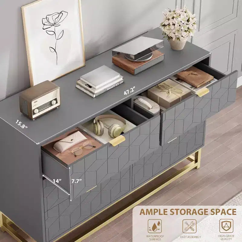 Comò a 6 cassetti con design geometrico, dettagli dorati e ripiano a vista