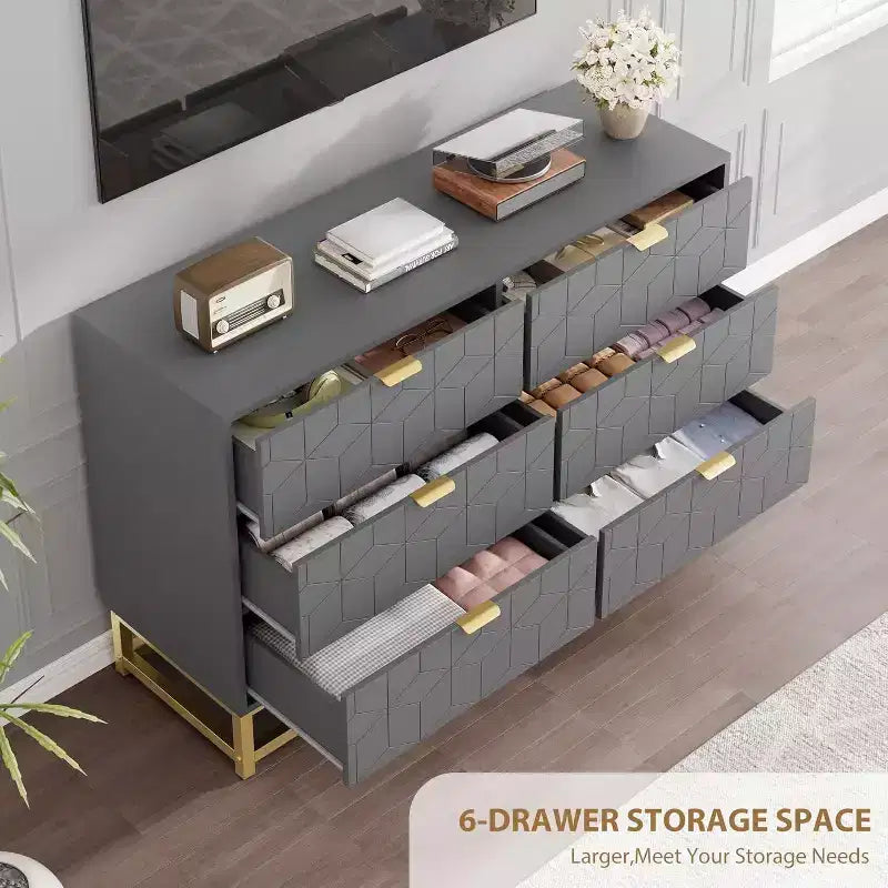 Comò a 6 cassetti con design geometrico, dettagli dorati e ripiano a vista