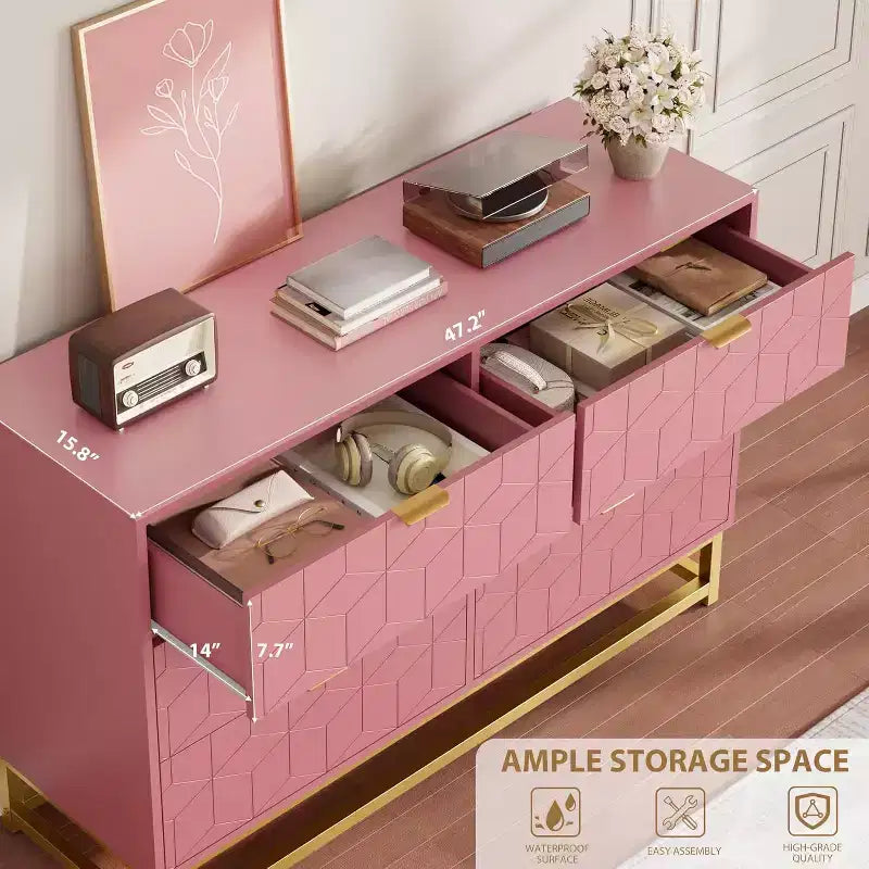 Comò a 6 cassetti con design geometrico, dettagli dorati e ripiano a vista