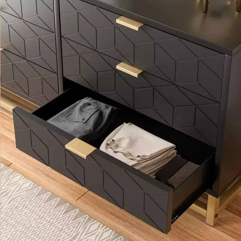 Comò a 6 cassetti con design geometrico, dettagli dorati e ripiano a vista