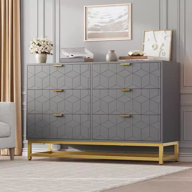 Comò a 6 cassetti con design geometrico, dettagli dorati e ripiano a vista
