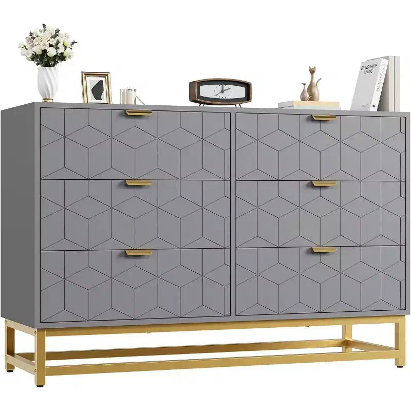 Comò a 6 cassetti con design geometrico, dettagli dorati e ripiano a vista